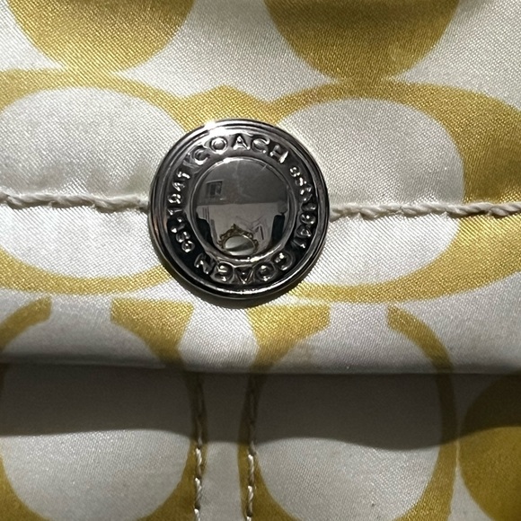 EUC COACH satin signature logo wristlet with green, hang tag and strap - Picture 4 of 10